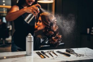 Styliści nagle zaczynają stosować mleko w sprayu na włosy i ich klienci kochają efekty